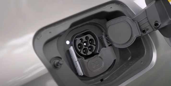 BMW i7 xDrive60 M Sport charging port