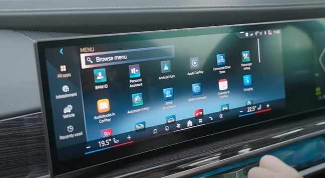 BMW i7 xDrive60 M Sport screen display